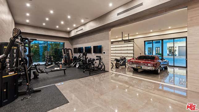 Image for article titled Look inside the $68 million mansion that Ben Affleck and Jennifer Lopez can&#39;t sell