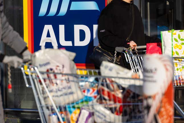 Image for article titled Aldi is recalling almost 25,000 pounds of chicken products
