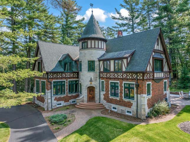 Image for article titled A Michigan villa, a Georgia mansion, and a Pennsylvania ranch: A special swing state luxury real estate roundup