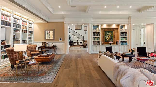 Image for article titled Look inside the $68 million mansion that Ben Affleck and Jennifer Lopez can&#39;t sell