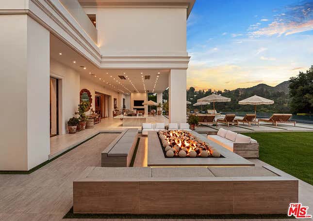 Image for article titled Look inside the $68 million mansion that Ben Affleck and Jennifer Lopez can&#39;t sell