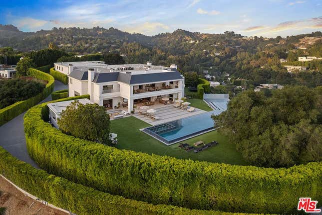 Image for article titled Look inside the $68 million mansion that Ben Affleck and Jennifer Lopez can't sell