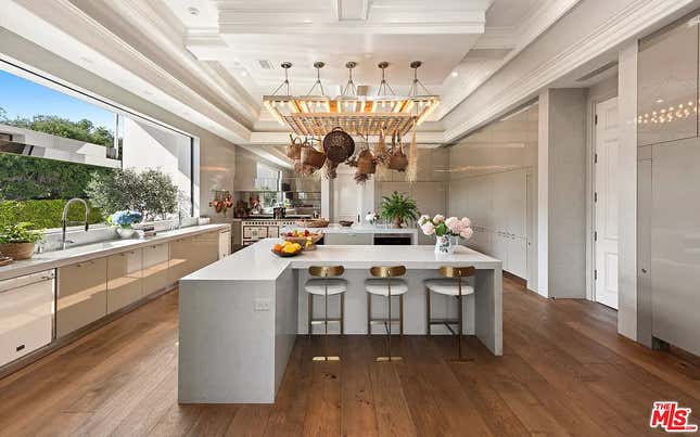 Image for article titled Look inside the $68 million mansion that Ben Affleck and Jennifer Lopez can&#39;t sell
