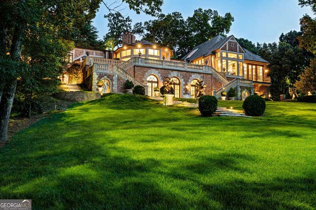 Image for article titled A Michigan villa, a Georgia mansion, and a Pennsylvania ranch: A special swing state luxury real estate roundup