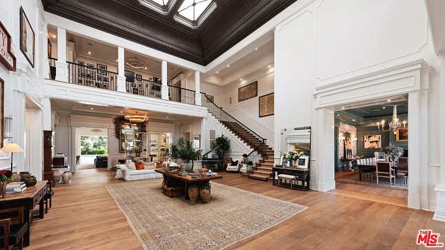 Image for article titled Look inside the $68 million mansion that Ben Affleck and Jennifer Lopez can&#39;t sell