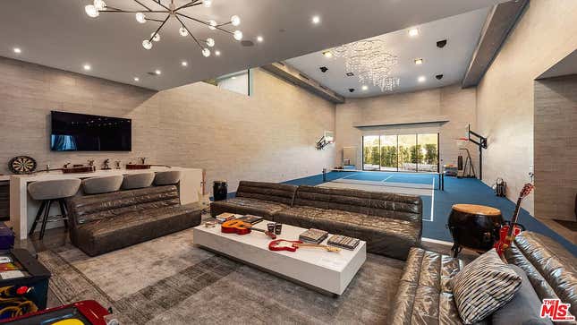 Image for article titled Look inside the $68 million mansion that Ben Affleck and Jennifer Lopez can&#39;t sell