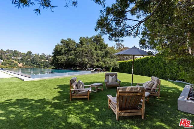 Image for article titled Look inside the $68 million mansion that Ben Affleck and Jennifer Lopez can&#39;t sell