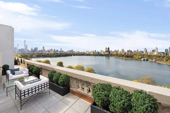 Image for article titled See inside Paul Newman and Joanne Woodward&#39;s $9.5 million penthouse