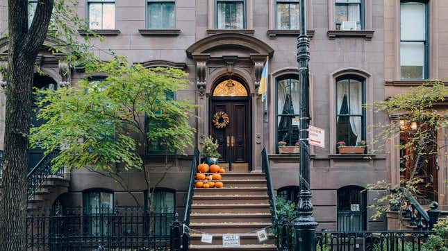 Image for article titled 'Sex and the City' fans are so relentless that the owner of Carrie Bradshaw’s apartment wants to install a gate