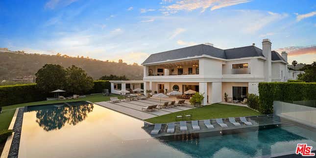 Image for article titled Look inside the $68 million mansion that Ben Affleck and Jennifer Lopez can&#39;t sell