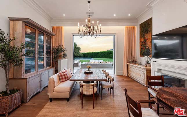 Image for article titled Look inside the $68 million mansion that Ben Affleck and Jennifer Lopez can&#39;t sell