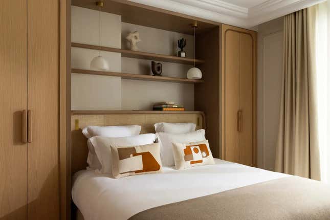 Image for article titled The rich are ditching hotels. Here's why