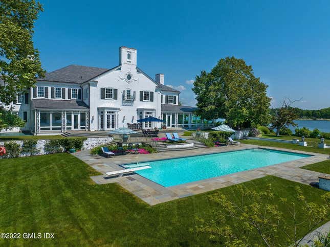Image for article titled Donald Trump’s Greenwich mansion finally has a buyer after 15 years