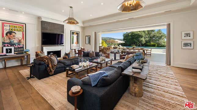 Image for article titled Look inside the $68 million mansion that Ben Affleck and Jennifer Lopez can&#39;t sell